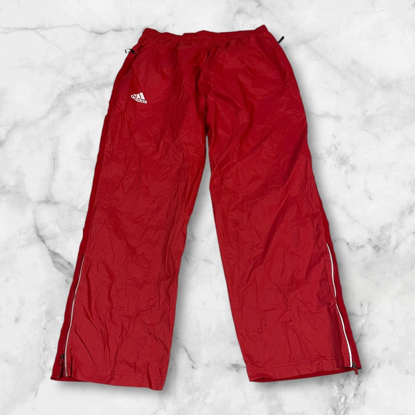 Entdecke unsere Vintage Track Pants von Nike und anderen Marken, erhältlich bei Valuxery.de - Dein Shop für trendige Vintage - Kleidung. Unsere Track Pants sind aus hochwertigen Materialien und