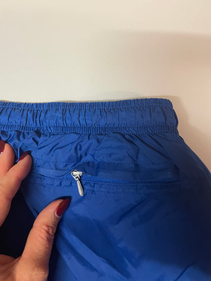 Entdecke unsere Vintage Track Pants von Nike und anderen Marken, erhältlich bei Valuxery.de - Dein Shop für trendige Vintage - Kleidung. Unsere Track Pants sind aus hochwertigen Materialien und