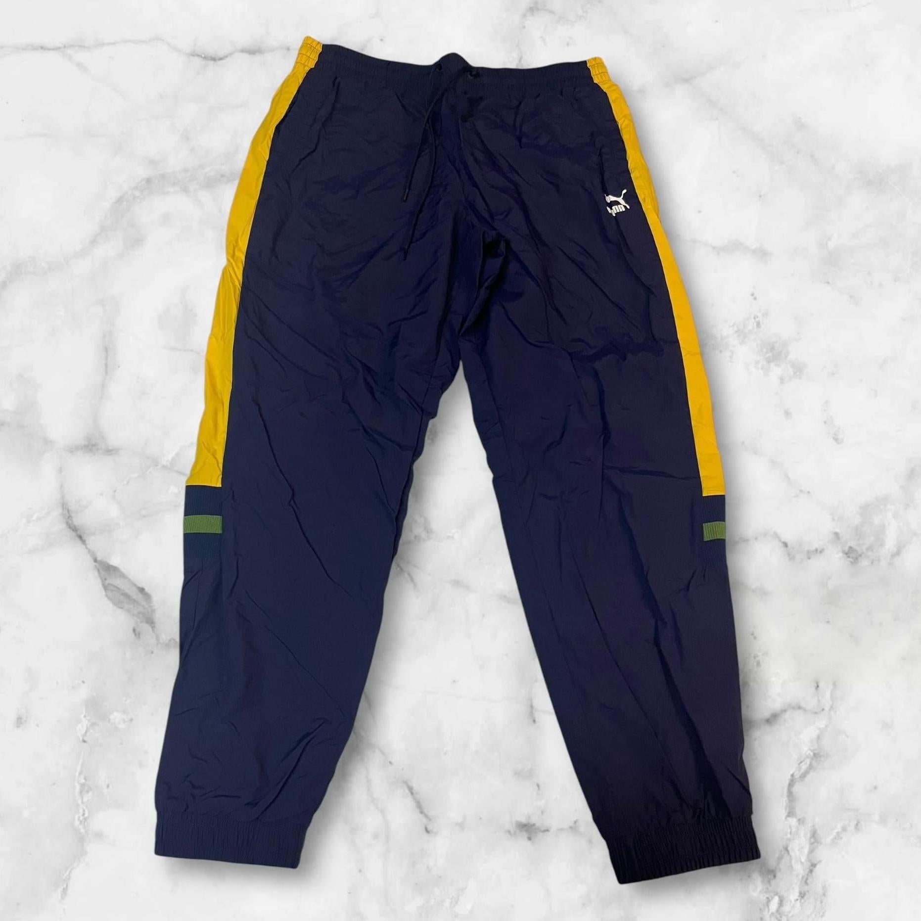 Entdecke unsere Vintage Track Pants von Nike und anderen Marken, erhältlich bei Valuxery.de - Dein Shop für trendige Vintage - Kleidung. Unsere Track Pants sind aus hochwertigen Materialien und