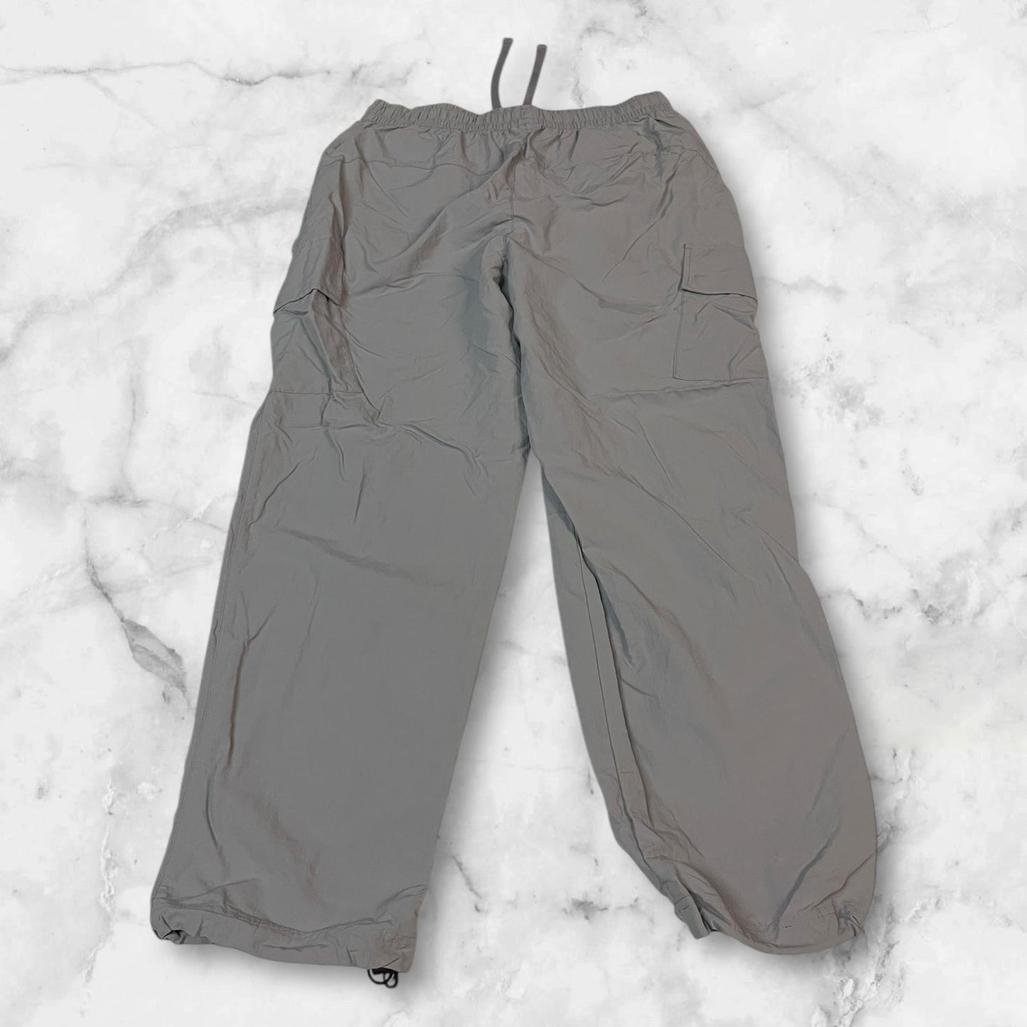 Entdecke unsere Vintage Track Pants von Nike und anderen Marken, erhältlich bei Valuxery.de - Dein Shop für trendige Vintage - Kleidung. Unsere Track Pants sind aus hochwertigen Materialien und