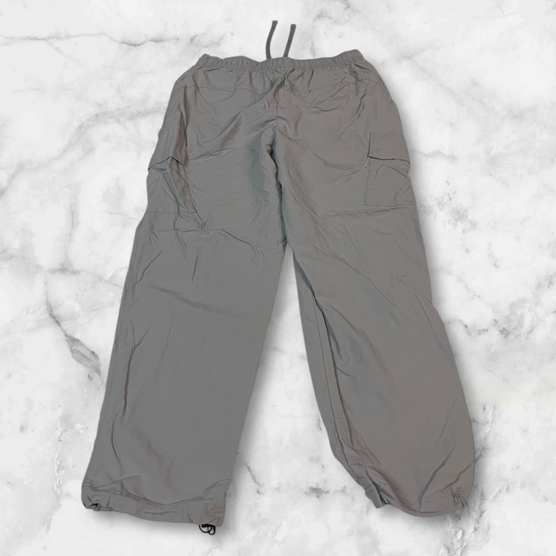 Entdecke unsere Vintage Track Pants von Nike und anderen Marken, erhältlich bei Valuxery.de - Dein Shop für trendige Vintage - Kleidung. Unsere Track Pants sind aus hochwertigen Materialien und