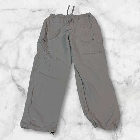 Entdecke unsere Vintage Track Pants von Nike und anderen Marken, erhältlich bei Valuxery.de - Dein Shop für trendige Vintage - Kleidung. Unsere Track Pants sind aus hochwertigen Materialien und