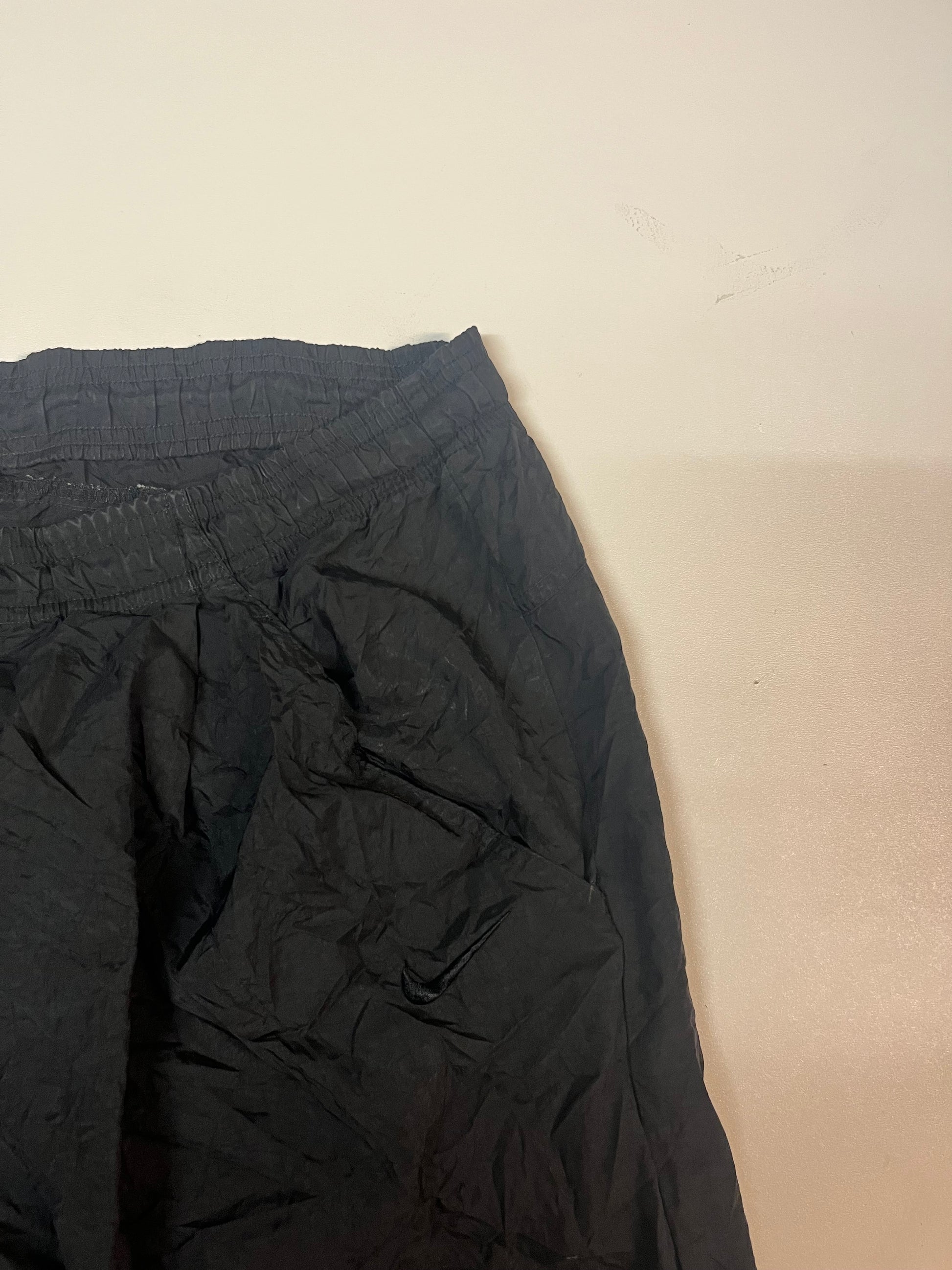 Entdecke unsere Vintage Track Pants von Nike und anderen Marken, erhältlich bei Valuxery.de - Dein Shop für trendige Vintage - Kleidung. Unsere Track Pants sind aus hochwertigen Materialien und