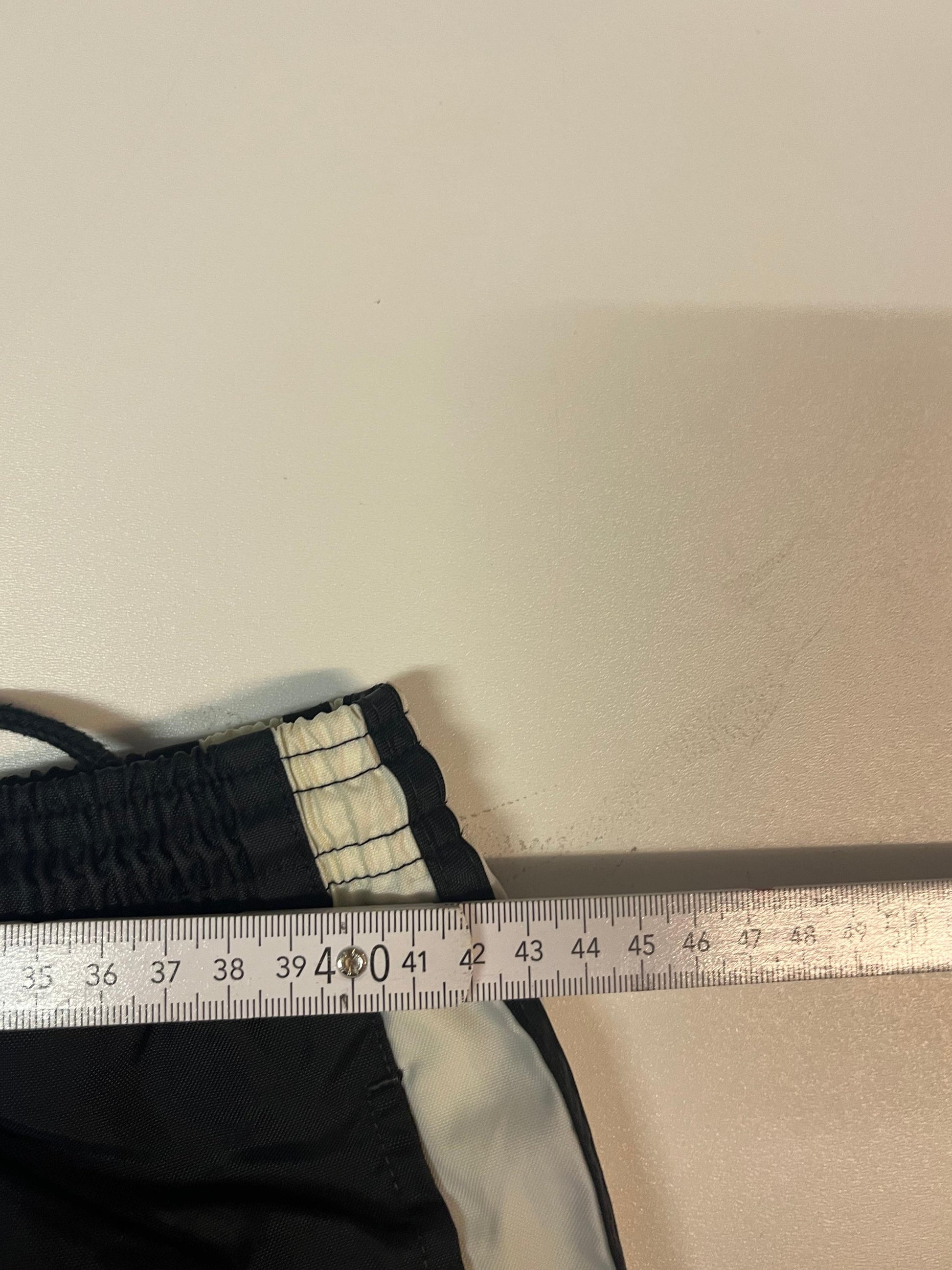 Entdecke unsere Vintage Track Pants von Nike und anderen Marken, erhältlich bei Valuxery.de - Dein Shop für trendige Vintage - Kleidung. Unsere Track Pants sind aus hochwertigen Materialien und