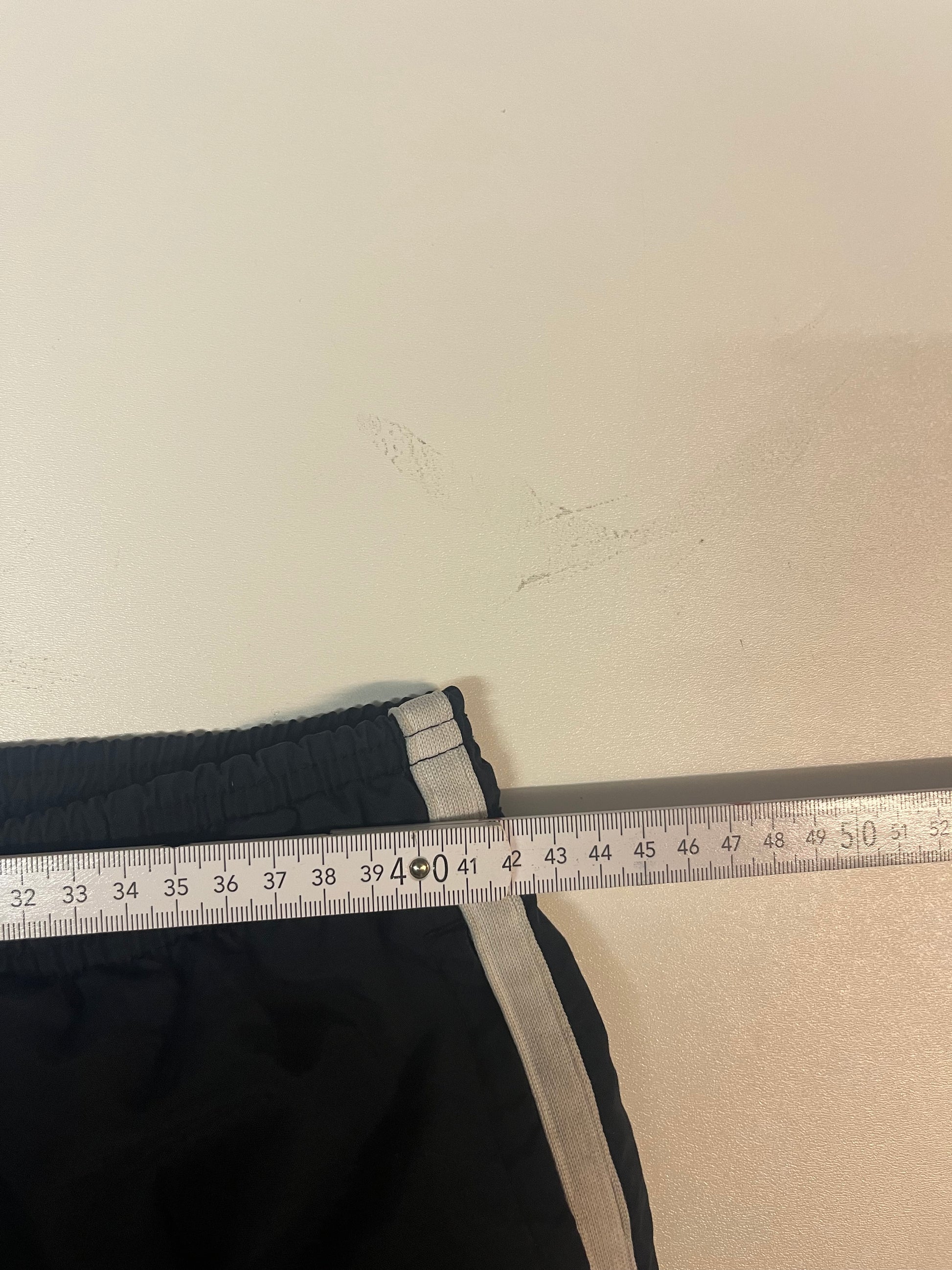 Entdecke unsere Vintage Track Pants von Nike und anderen Marken, erhältlich bei Valuxery.de - Dein Shop für trendige Vintage - Kleidung. Unsere Track Pants sind aus hochwertigen Materialien und
