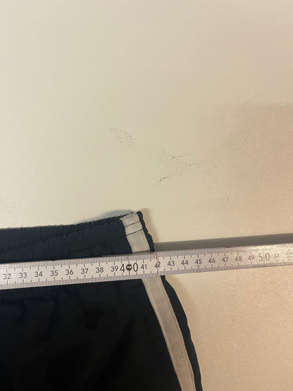 Entdecke unsere Vintage Track Pants von Nike und anderen Marken, erhältlich bei Valuxery.de - Dein Shop für trendige Vintage - Kleidung. Unsere Track Pants sind aus hochwertigen Materialien und
