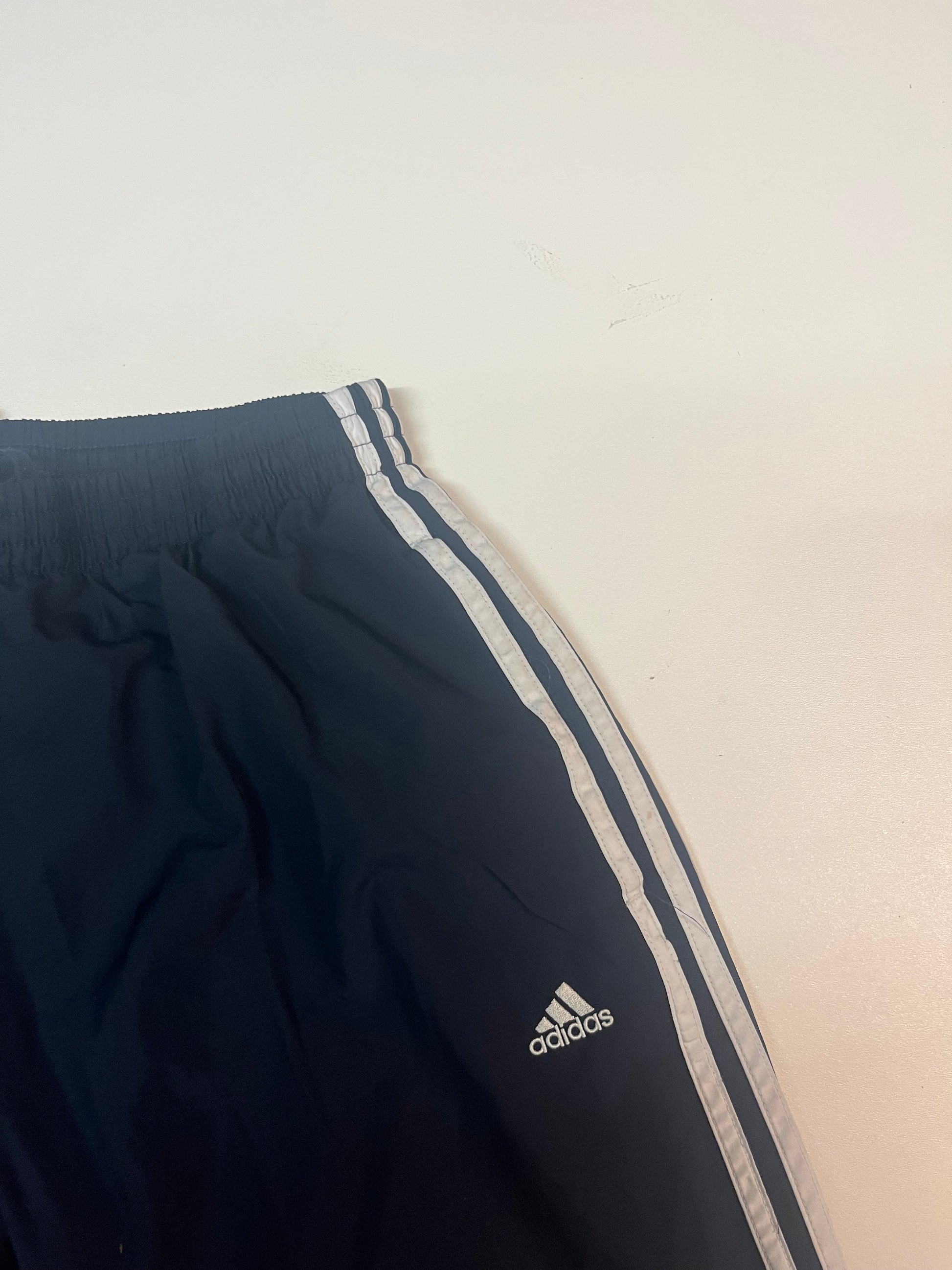 Entdecke unsere Vintage Track Pants von Nike und anderen Marken, erhältlich bei Valuxery.de - Dein Shop für trendige Vintage - Kleidung. Unsere Track Pants sind aus hochwertigen Materialien und