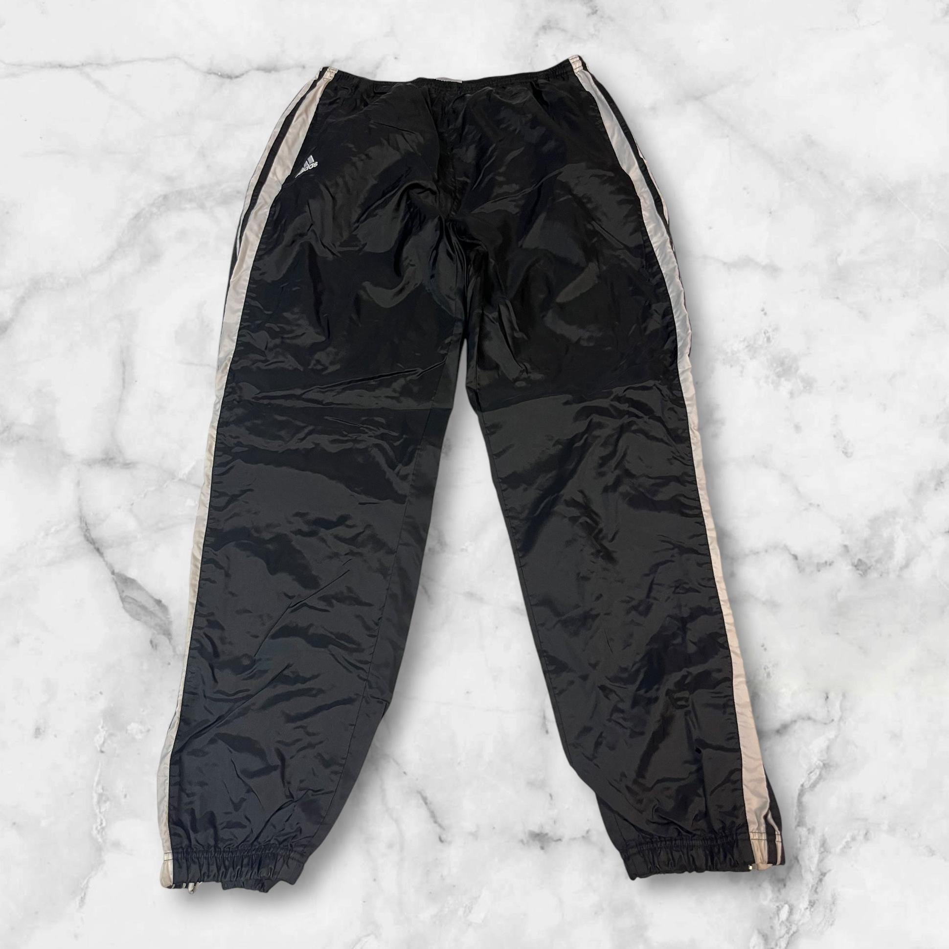 Entdecke unsere Vintage Track Pants von Nike und anderen Marken, erhältlich bei Valuxery.de - Dein Shop für trendige Vintage - Kleidung. Unsere Track Pants sind aus hochwertigen Materialien und