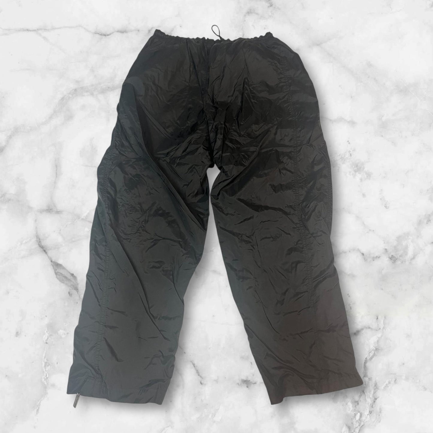 Entdecke unsere Vintage Track Pants von Nike und anderen Marken, erhältlich bei Valuxery.de - Dein Shop für trendige Vintage - Kleidung. Unsere Track Pants sind aus hochwertigen Materialien und
