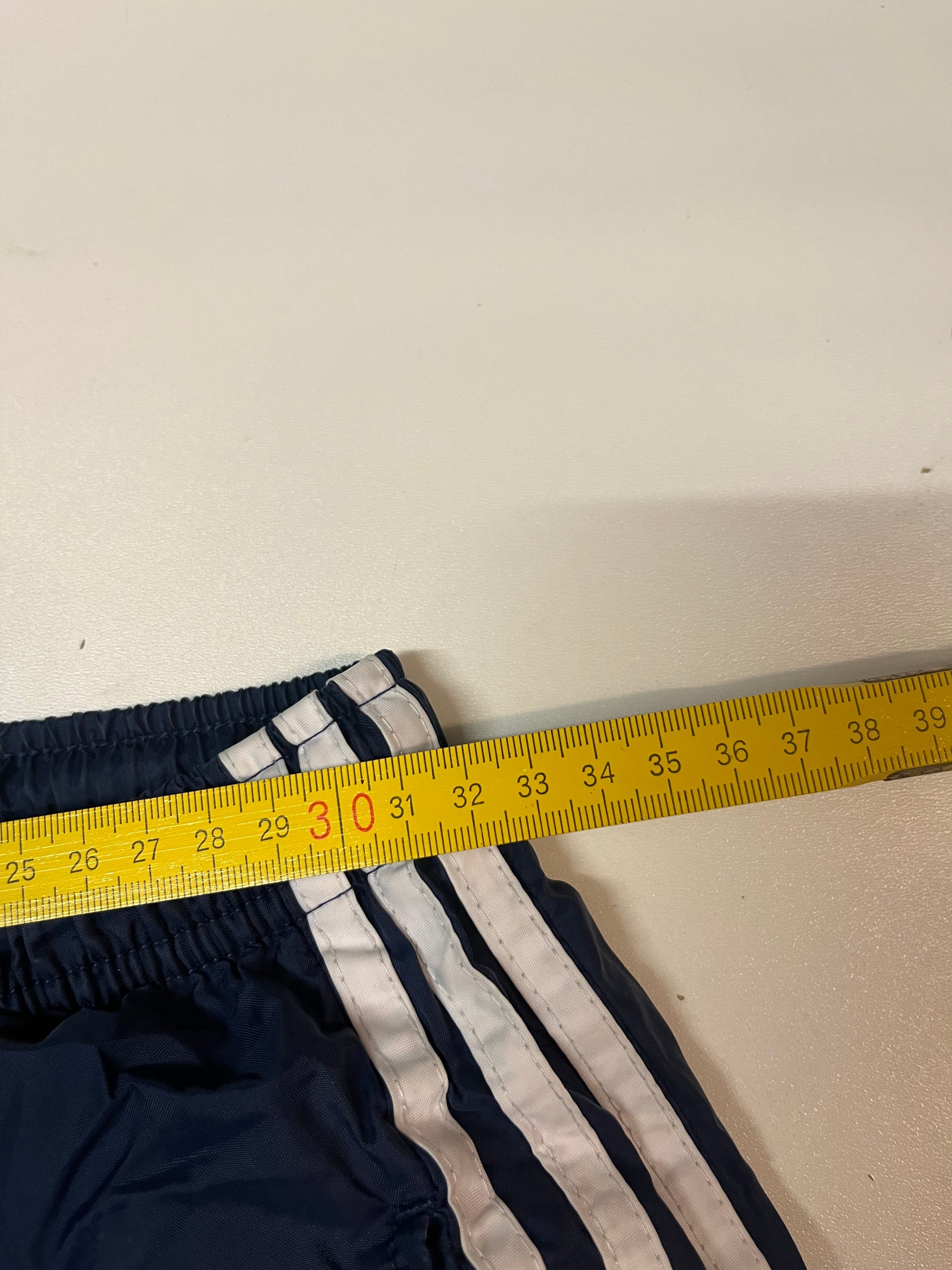 Entdecke unsere Vintage Track Pants von Nike und anderen Marken, erhältlich bei Valuxery.de - Dein Shop für trendige Vintage - Kleidung. Unsere Track Pants sind aus hochwertigen Materialien und