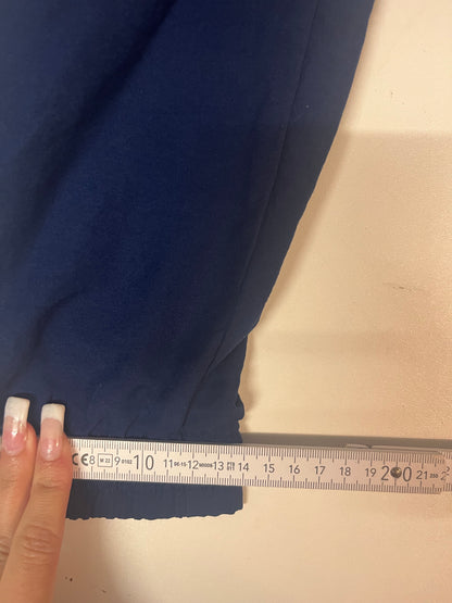 Entdecke unsere Vintage Track Pants von Nike und anderen Marken, erhältlich bei Valuxery.de - Dein Shop für trendige Vintage - Kleidung. Unsere Track Pants sind aus hochwertigen Materialien und