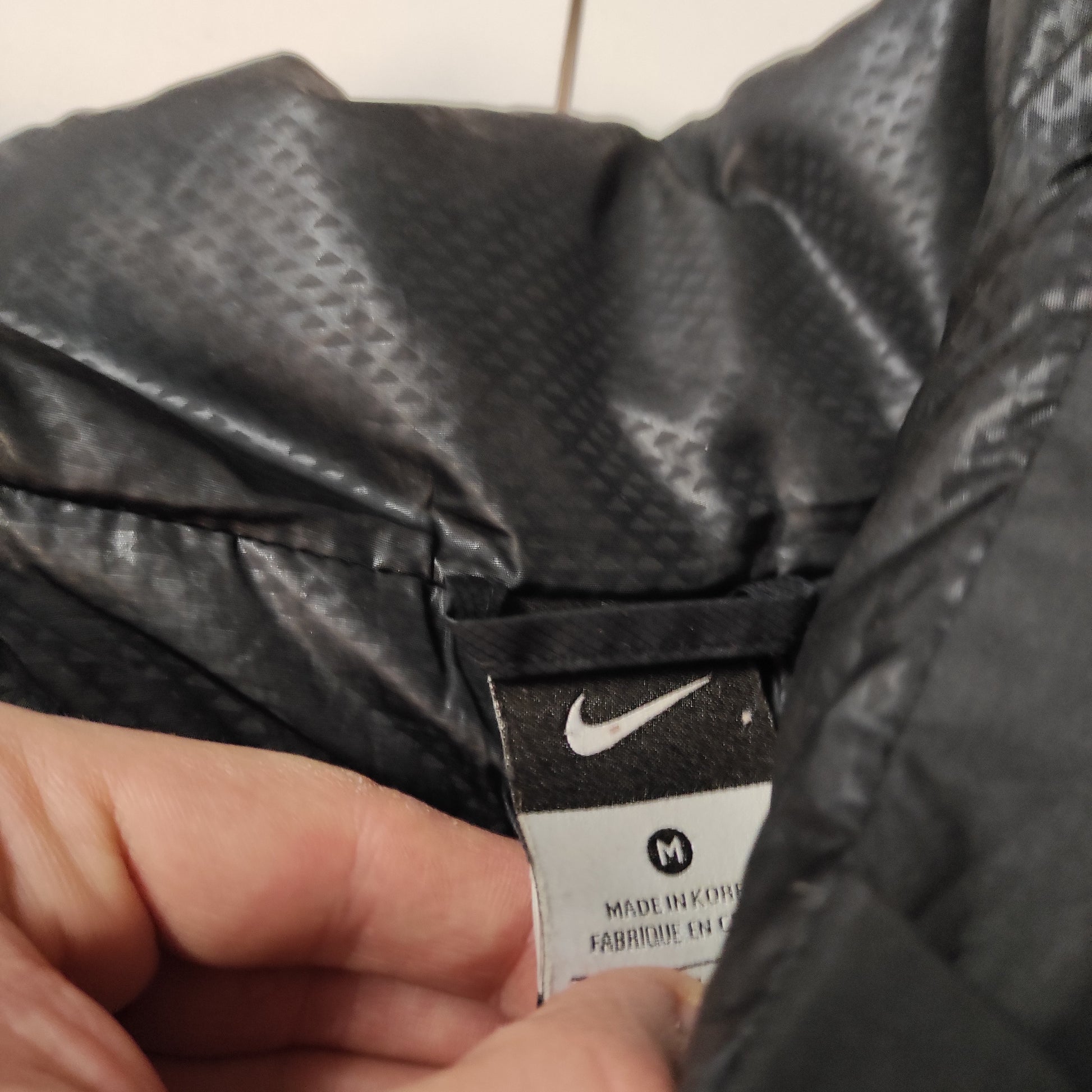 Entdecke unsere Vintage Track Pants von Nike und anderen Marken, erhältlich bei Valuxery.de - Dein Shop für trendige Vintage - Kleidung. Unsere Track Pants sind aus hochwertigen Materialien und