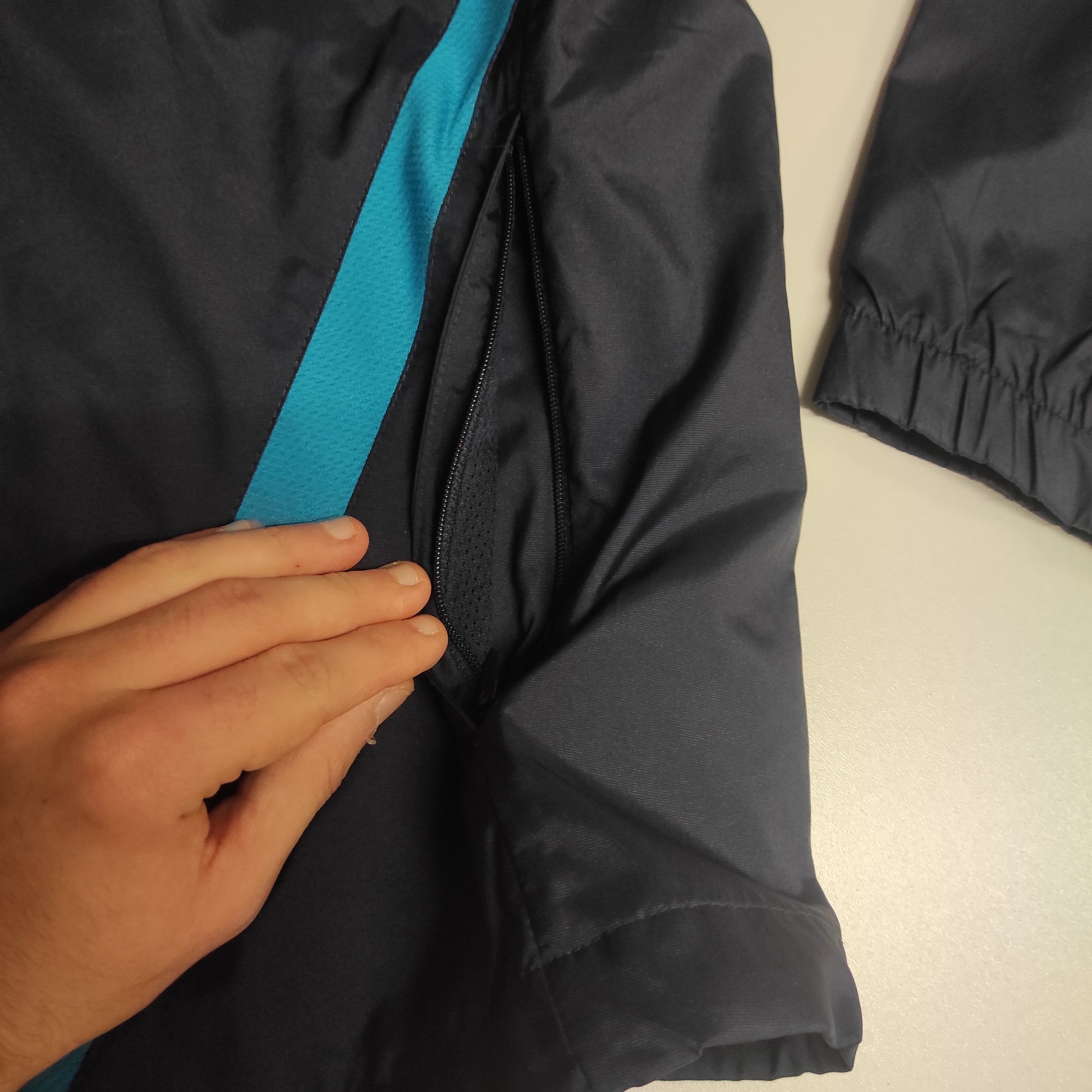 Entdecke unsere Vintage Track Pants von Nike und anderen Marken, erhältlich bei Valuxery.de - Dein Shop für trendige Vintage - Kleidung. Unsere Track Pants sind aus hochwertigen Materialien und
