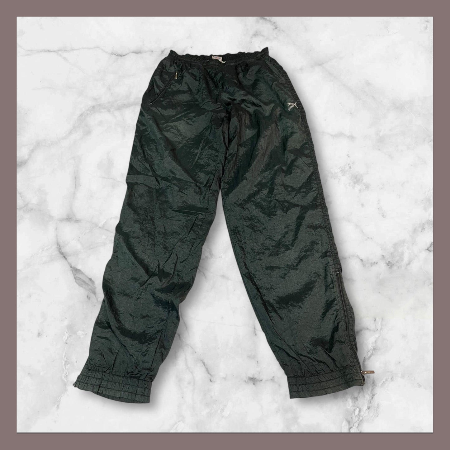 Entdecke unsere Vintage Track Pants von Nike und anderen Marken, erhältlich bei Valuxery.de - Dein Shop für trendige Vintage - Kleidung. Unsere Track Pants sind aus hochwertigen Materialien und