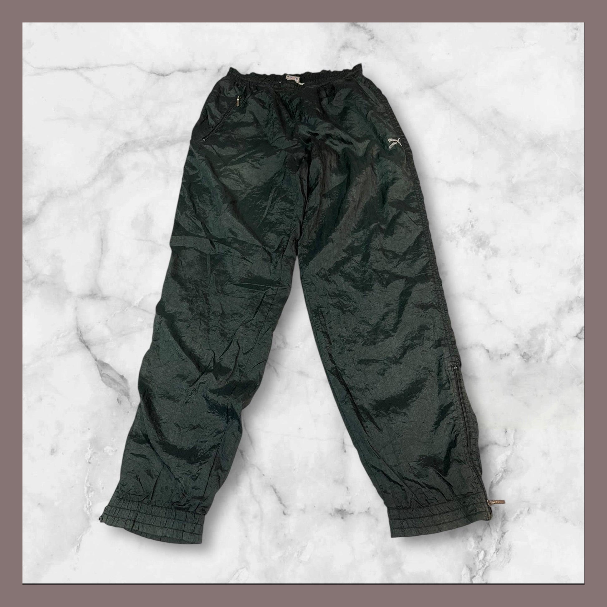 Entdecke unsere Vintage Track Pants von Nike und anderen Marken, erhältlich bei Valuxery.de - Dein Shop für trendige Vintage - Kleidung. Unsere Track Pants sind aus hochwertigen Materialien und