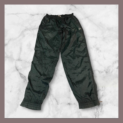 Entdecke unsere Vintage Track Pants von Nike und anderen Marken, erhältlich bei Valuxery.de - Dein Shop für trendige Vintage - Kleidung. Unsere Track Pants sind aus hochwertigen Materialien und