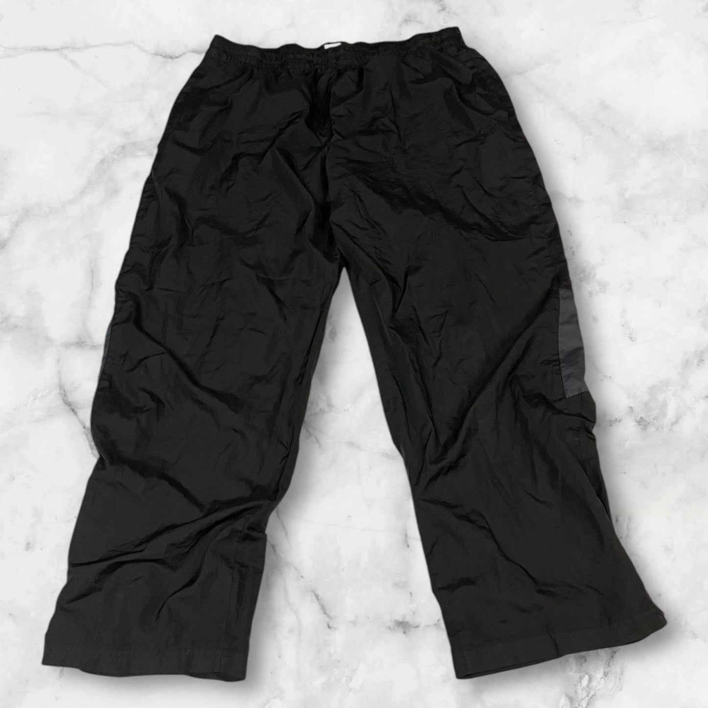 Entdecke unsere Vintage Track Pants von Nike und anderen Marken, erhältlich bei Valuxery.de - Dein Shop für trendige Vintage - Kleidung. Unsere Track Pants sind aus hochwertigen Materialien und