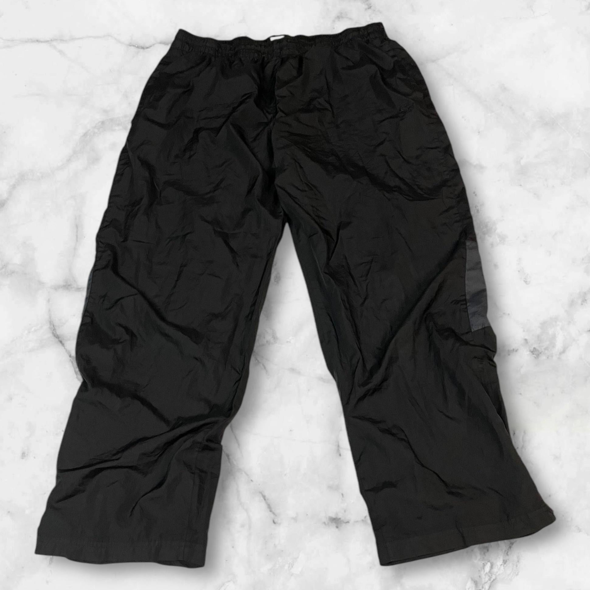 Entdecke unsere Vintage Track Pants von Nike und anderen Marken, erhältlich bei Valuxery.de - Dein Shop für trendige Vintage - Kleidung. Unsere Track Pants sind aus hochwertigen Materialien und