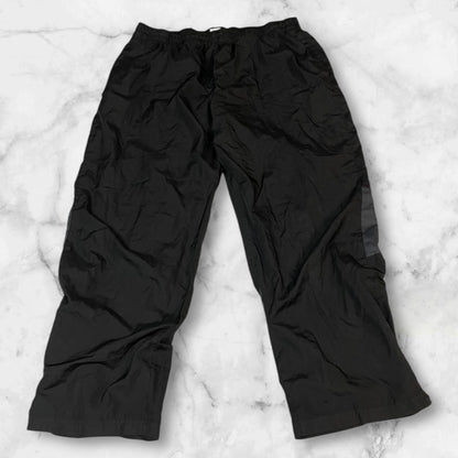 Entdecke unsere Vintage Track Pants von Nike und anderen Marken, erhältlich bei Valuxery.de - Dein Shop für trendige Vintage - Kleidung. Unsere Track Pants sind aus hochwertigen Materialien und