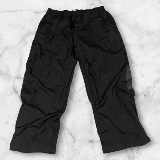 Entdecke unsere Vintage Track Pants von Nike und anderen Marken, erhältlich bei Valuxery.de - Dein Shop für trendige Vintage - Kleidung. Unsere Track Pants sind aus hochwertigen Materialien und