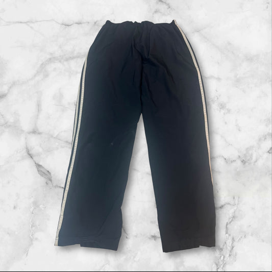 Entdecke unsere Vintage Track Pants von Nike und anderen Marken, erhältlich bei Valuxery.de - Dein Shop für trendige Vintage - Kleidung. Unsere Track Pants sind aus hochwertigen Materialien und