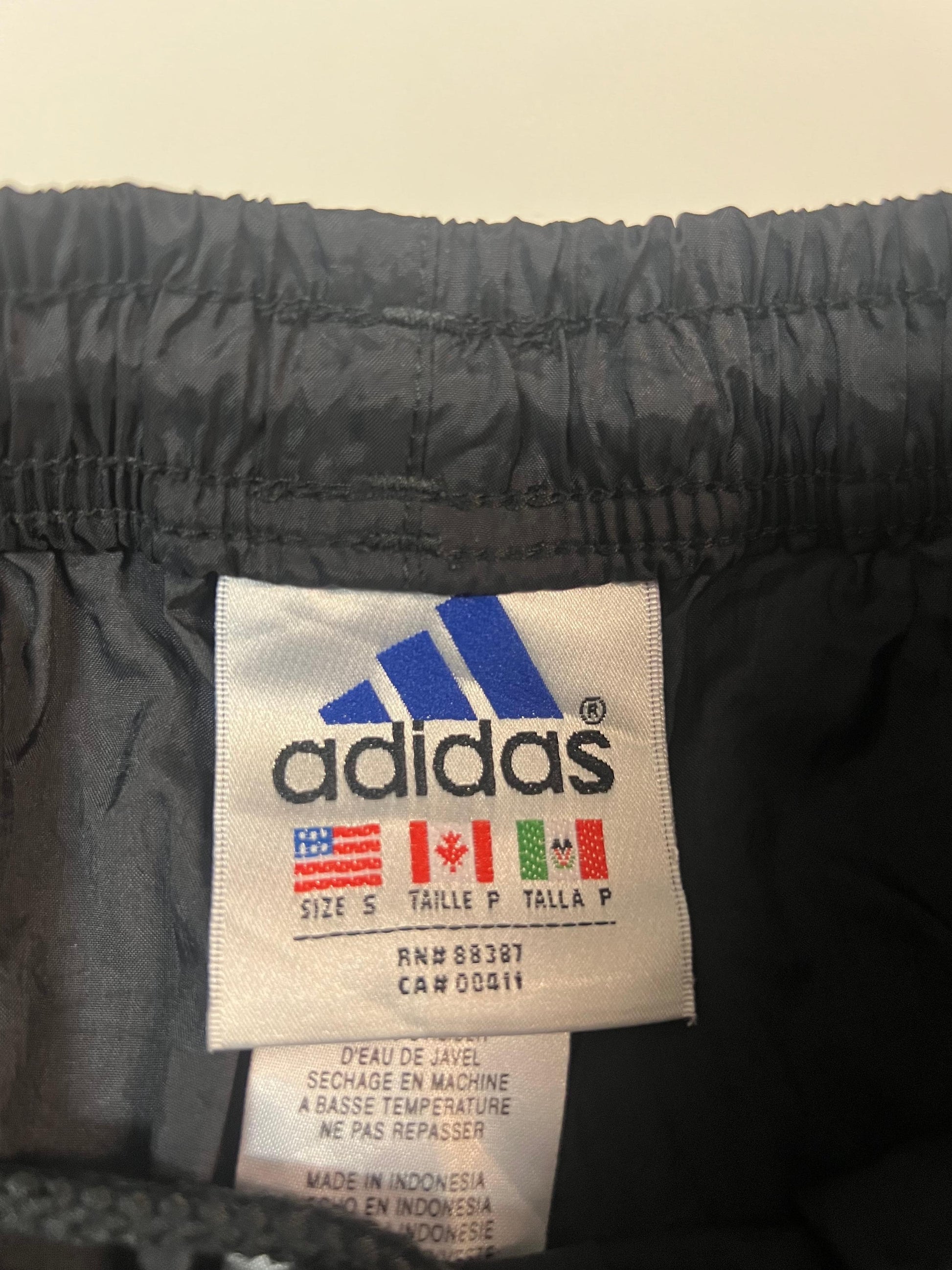Entdecke unsere Vintage Track Pants von Nike und anderen Marken, erhältlich bei Valuxery.de - Dein Shop für trendige Vintage - Kleidung. Unsere Track Pants sind aus hochwertigen Materialien und