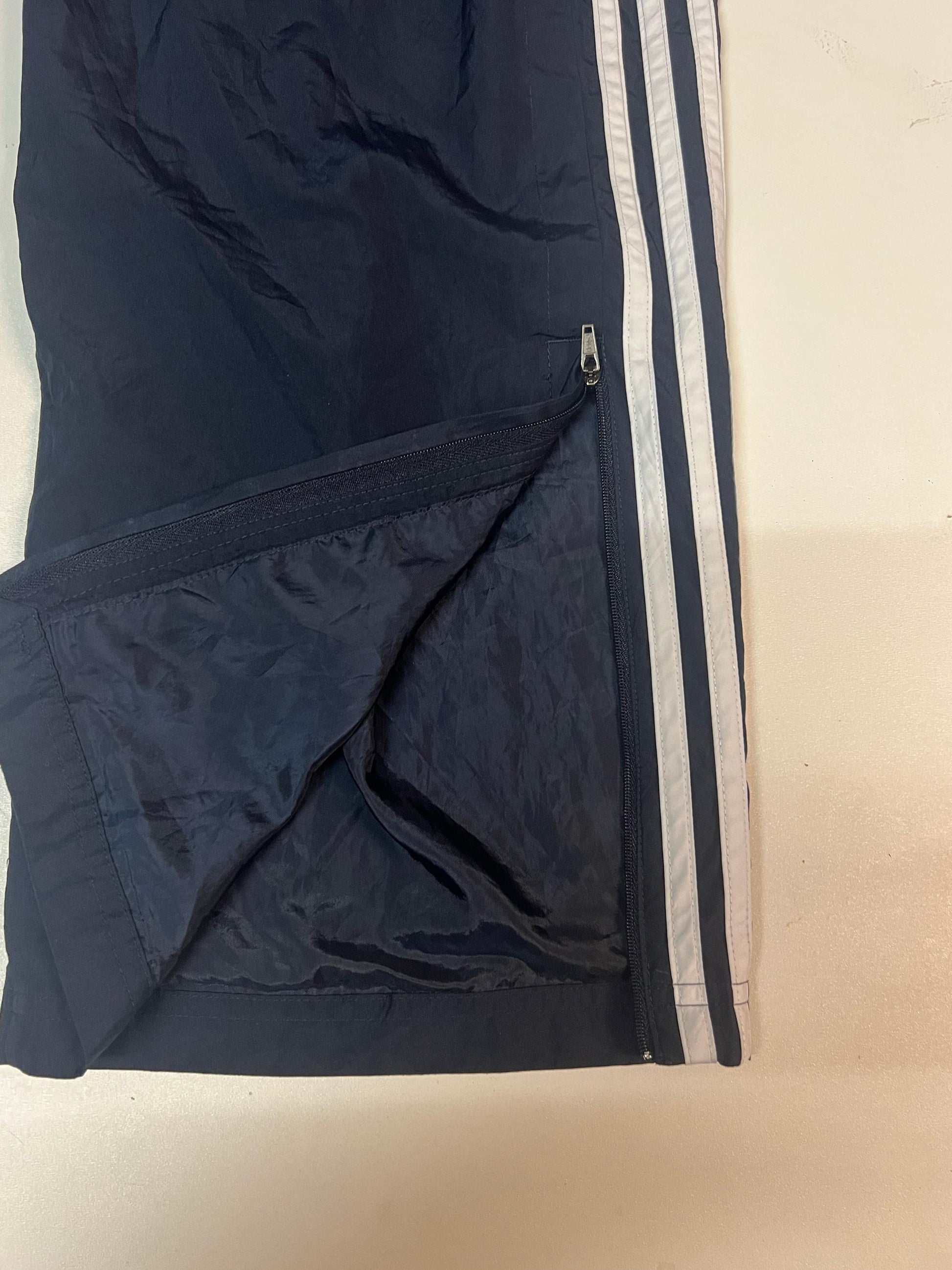 Entdecke unsere Vintage Track Pants von Nike und anderen Marken, erhältlich bei Valuxery.de - Dein Shop für trendige Vintage - Kleidung. Unsere Track Pants sind aus hochwertigen Materialien und