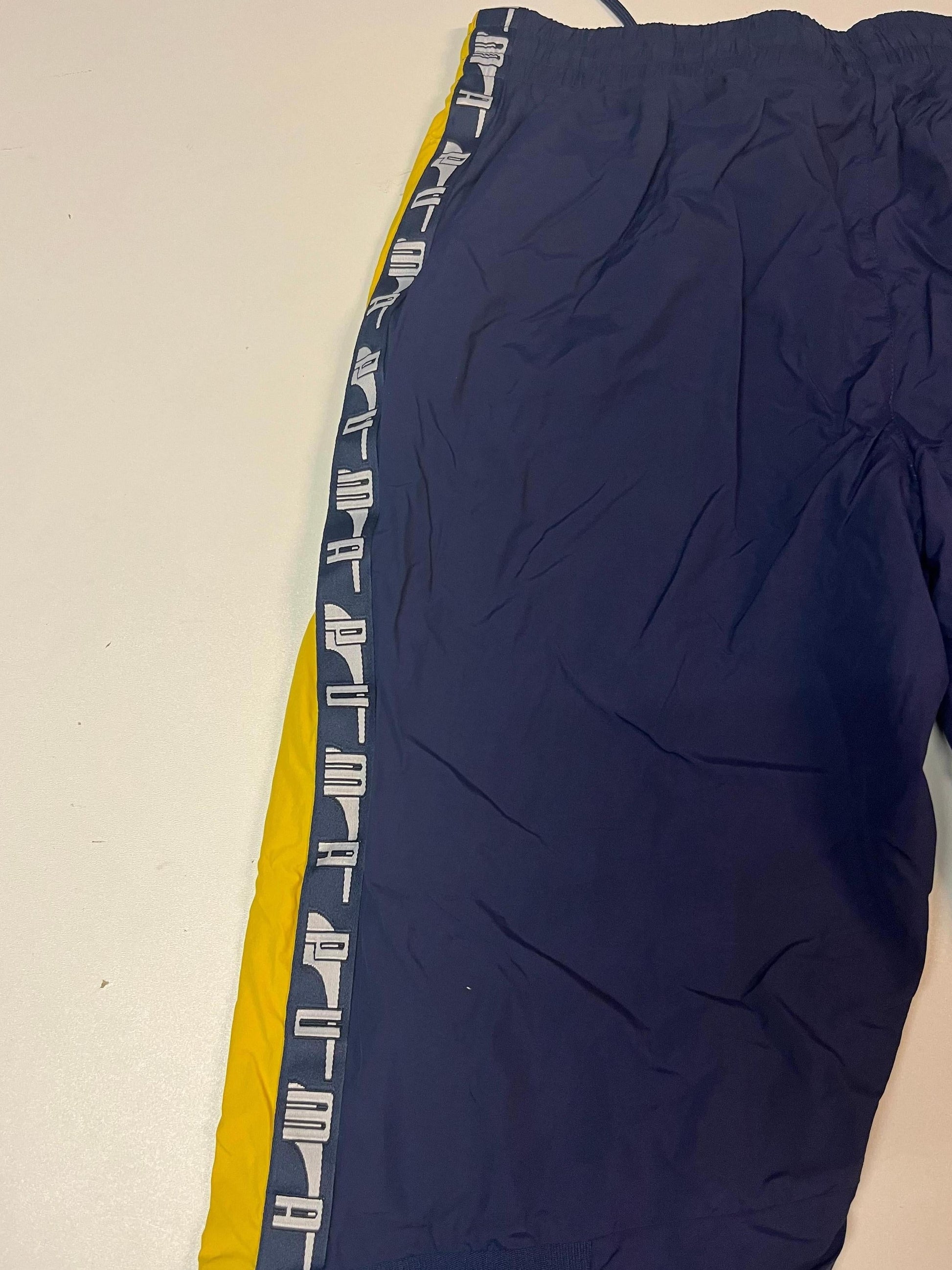 Entdecke unsere Vintage Track Pants von Nike und anderen Marken, erhältlich bei Valuxery.de - Dein Shop für trendige Vintage - Kleidung. Unsere Track Pants sind aus hochwertigen Materialien und