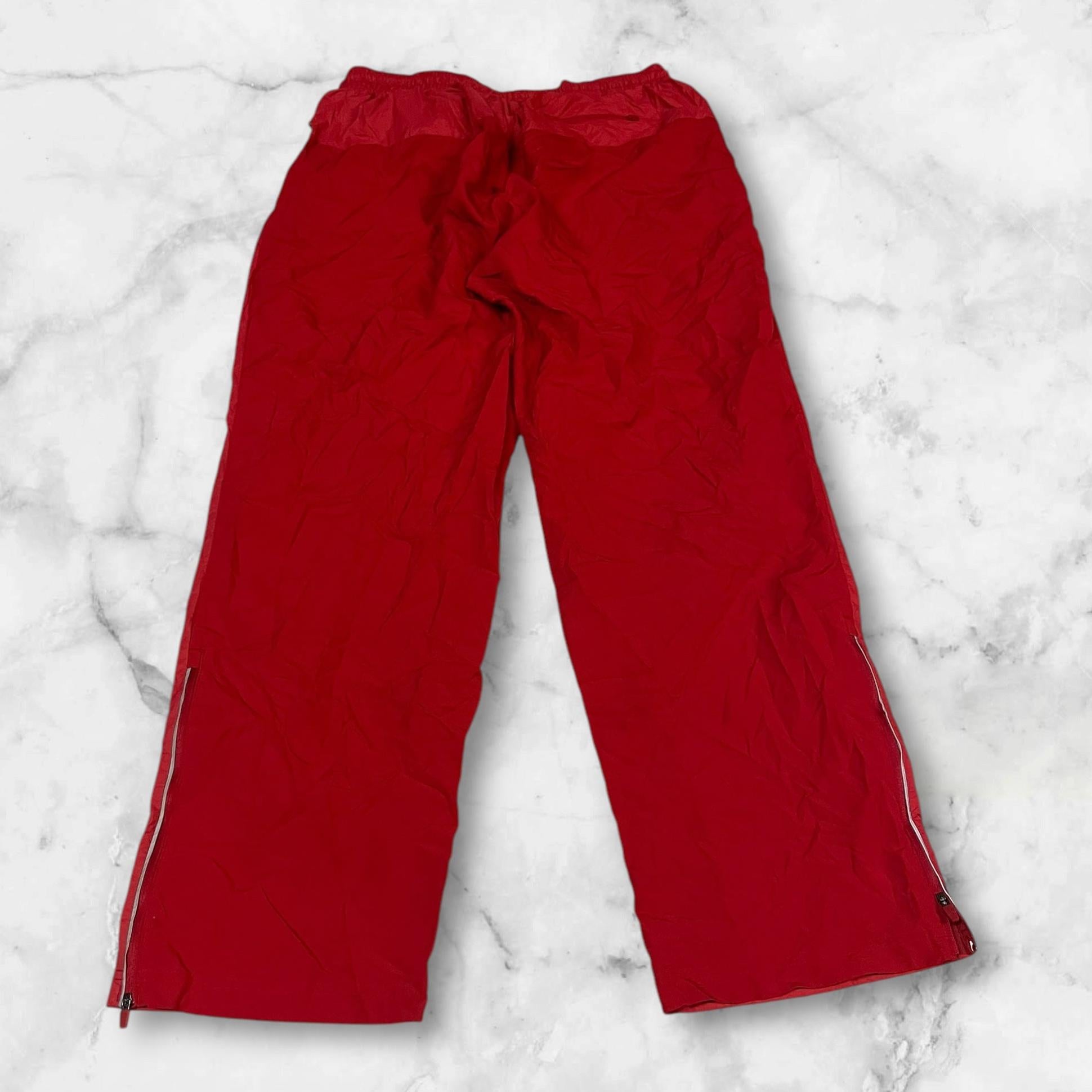 Entdecke unsere Vintage Track Pants von Nike und anderen Marken, erhältlich bei Valuxery.de - Dein Shop für trendige Vintage - Kleidung. Unsere Track Pants sind aus hochwertigen Materialien und