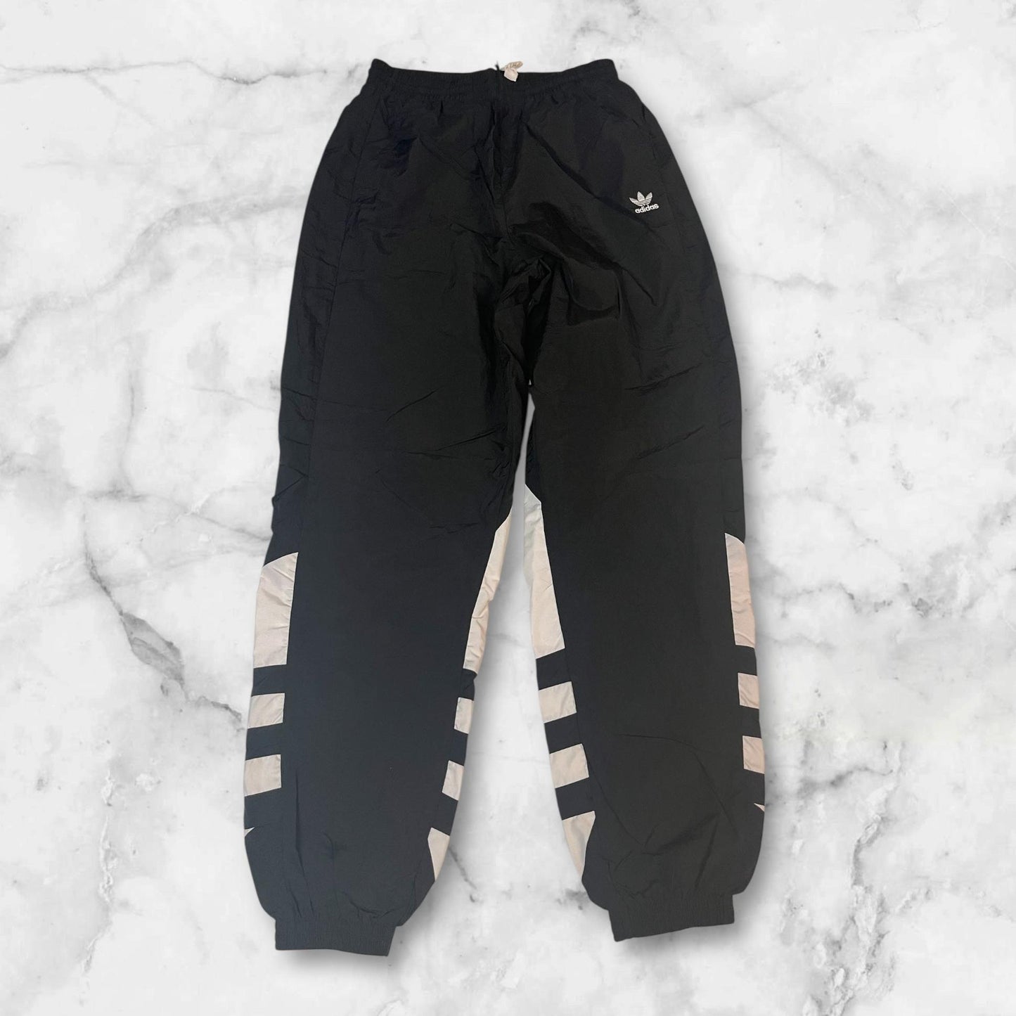 Entdecke unsere Vintage Track Pants von Nike und anderen Marken, erhältlich bei Valuxery.de - Dein Shop für trendige Vintage - Kleidung. Unsere Track Pants sind aus hochwertigen Materialien und