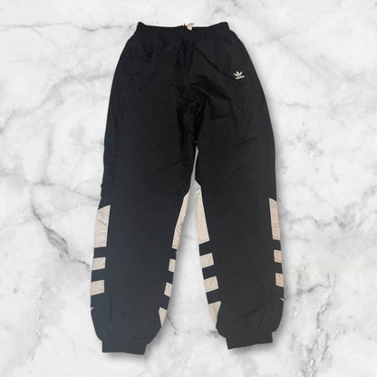 Entdecke unsere Vintage Track Pants von Nike und anderen Marken, erhältlich bei Valuxery.de - Dein Shop für trendige Vintage - Kleidung. Unsere Track Pants sind aus hochwertigen Materialien und