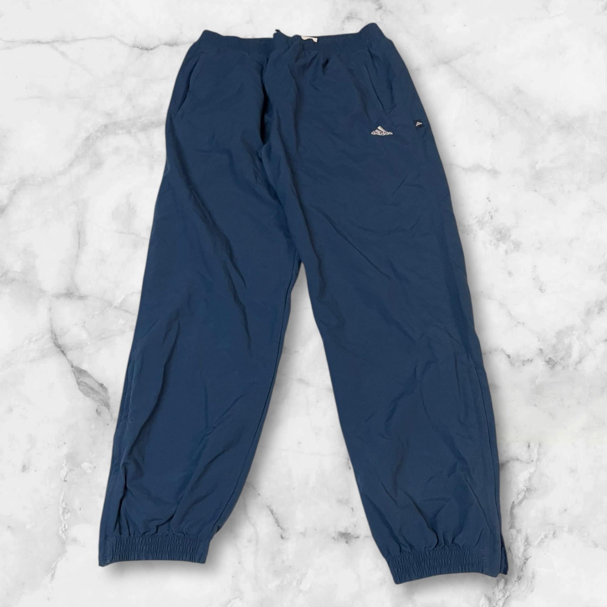 Entdecke unsere Vintage Track Pants von Nike und anderen Marken, erhältlich bei Valuxery.de - Dein Shop für trendige Vintage - Kleidung. Unsere Track Pants sind aus hochwertigen Materialien und