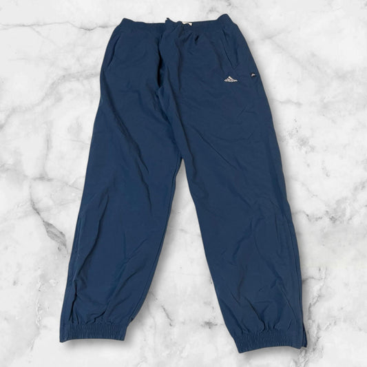 Entdecke unsere Vintage Track Pants von Nike und anderen Marken, erhältlich bei Valuxery.de - Dein Shop für trendige Vintage - Kleidung. Unsere Track Pants sind aus hochwertigen Materialien und
