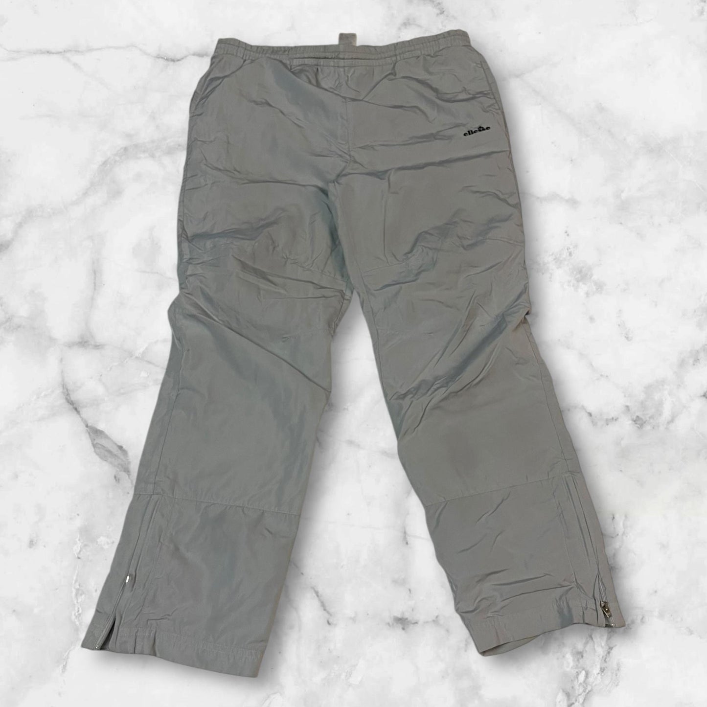 Entdecke unsere Vintage Track Pants von Nike und anderen Marken, erhältlich bei Valuxery.de - Dein Shop für trendige Vintage - Kleidung. Unsere Track Pants sind aus hochwertigen Materialien und