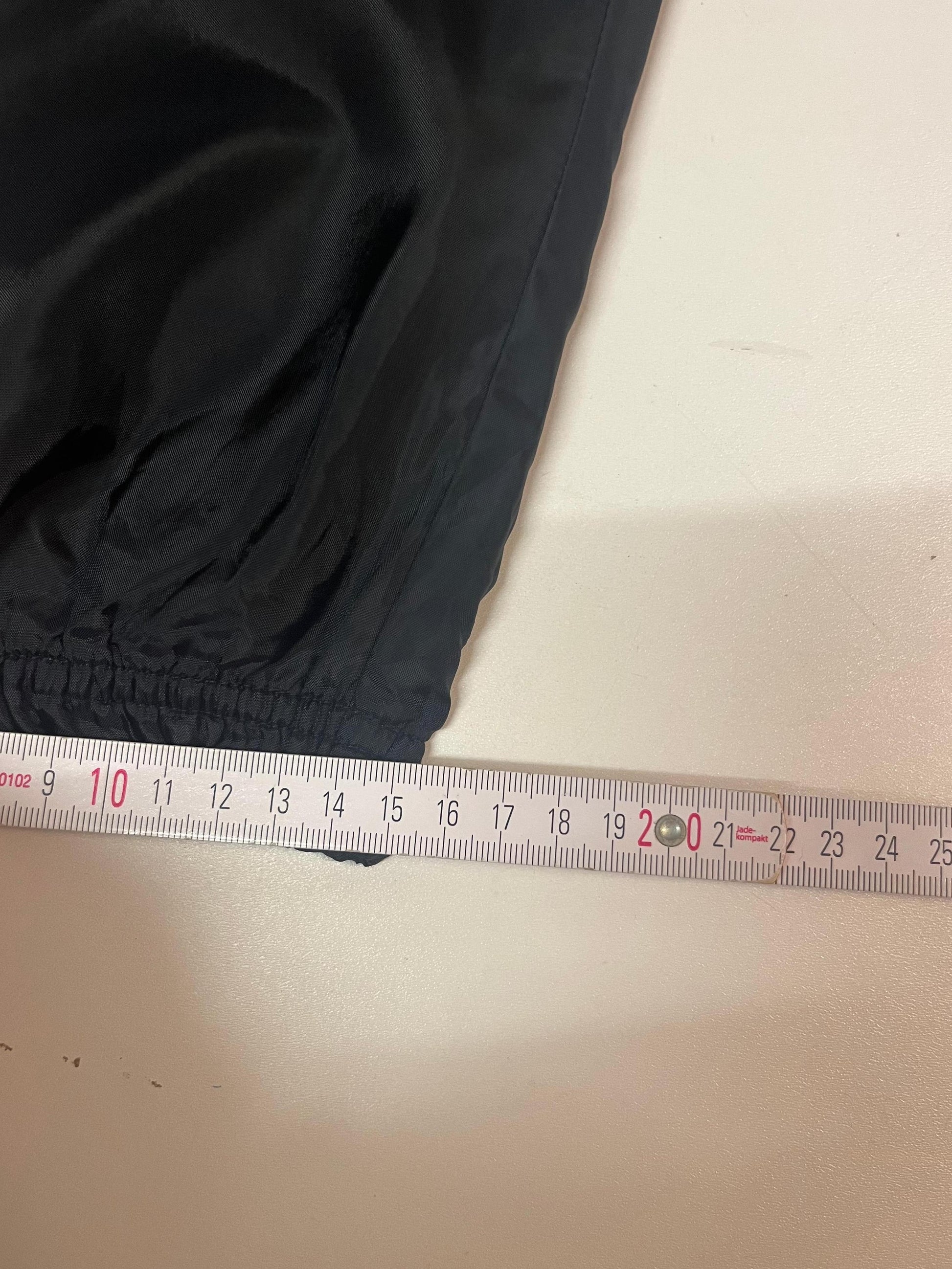 Entdecke unsere Vintage Track Pants von Nike und anderen Marken, erhältlich bei Valuxery.de - Dein Shop für trendige Vintage - Kleidung. Unsere Track Pants sind aus hochwertigen Materialien und