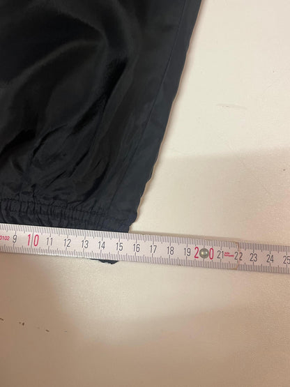 Entdecke unsere Vintage Track Pants von Nike und anderen Marken, erhältlich bei Valuxery.de - Dein Shop für trendige Vintage - Kleidung. Unsere Track Pants sind aus hochwertigen Materialien und