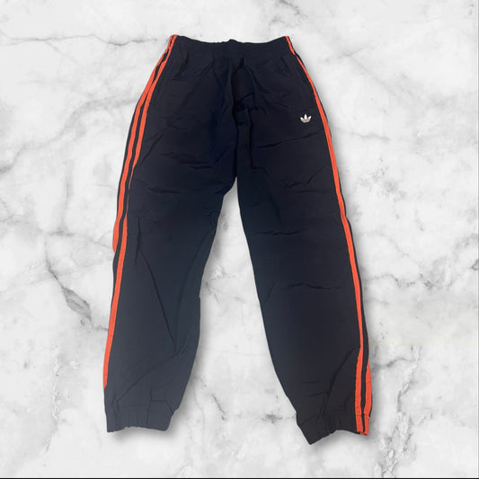 Entdecke unsere Vintage Track Pants von Nike und anderen Marken, erhältlich bei Valuxery.de - Dein Shop für trendige Vintage - Kleidung. Unsere Track Pants sind aus hochwertigen Materialien und