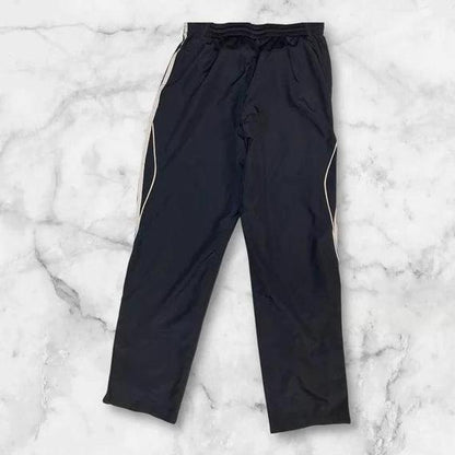 Entdecke unsere Vintage Track Pants von Nike und anderen Marken, erhältlich bei Valuxery.de - Dein Shop für trendige Vintage - Kleidung. Unsere Track Pants sind aus hochwertigen Materialien und