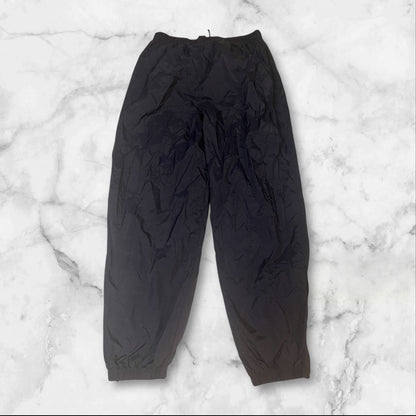 Entdecke unsere Vintage Track Pants von Nike und anderen Marken, erhältlich bei Valuxery.de - Dein Shop für trendige Vintage - Kleidung. Unsere Track Pants sind aus hochwertigen Materialien und