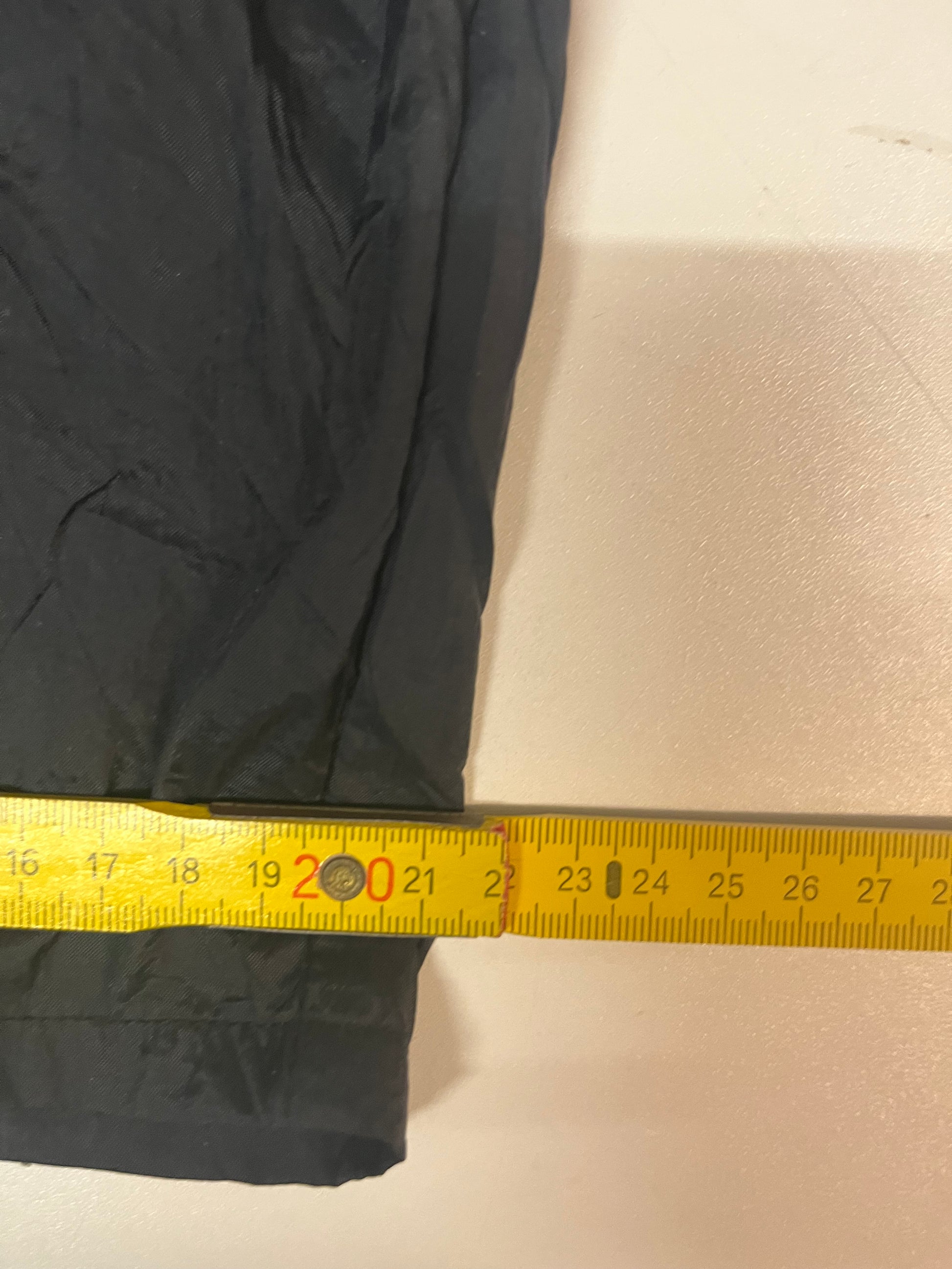 Entdecke unsere Vintage Track Pants von Nike und anderen Marken, erhältlich bei Valuxery.de - Dein Shop für trendige Vintage - Kleidung. Unsere Track Pants sind aus hochwertigen Materialien und