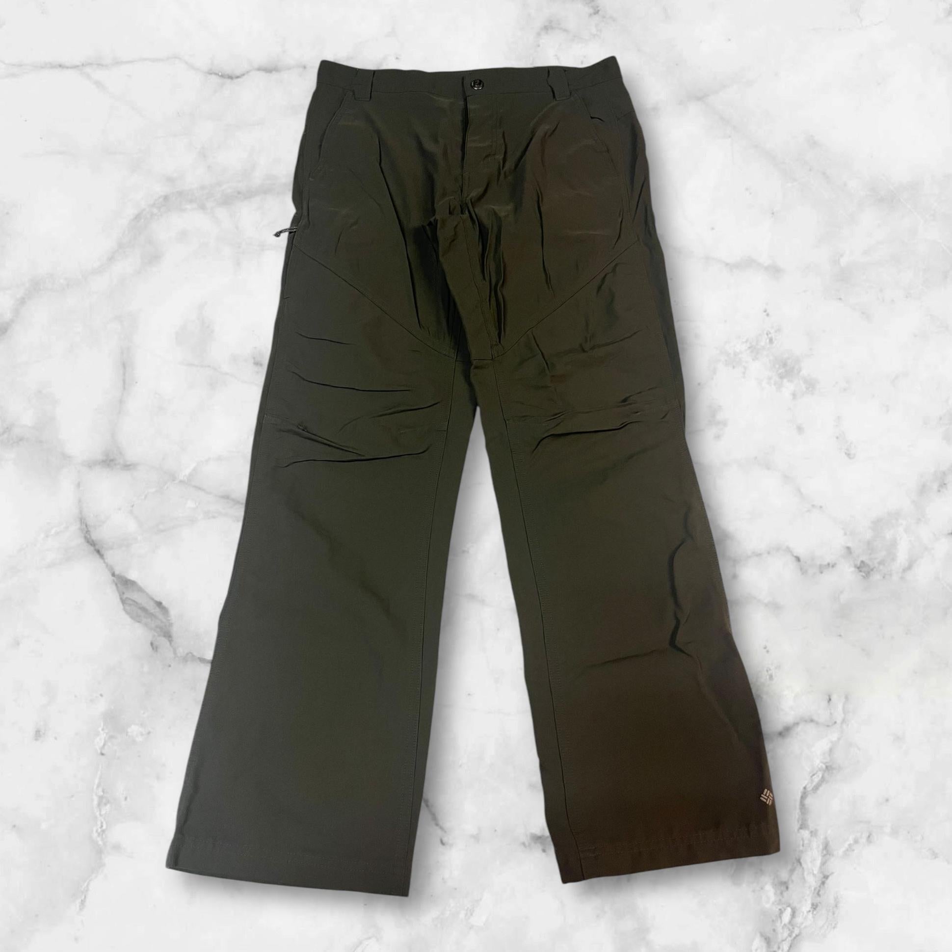 Entdecke unsere Vintage Track Pants von Nike und anderen Marken, erhältlich bei Valuxery.de - Dein Shop für trendige Vintage - Kleidung. Unsere Track Pants sind aus hochwertigen Materialien und