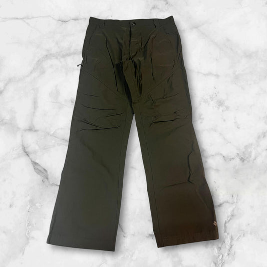 Entdecke unsere Vintage Track Pants von Nike und anderen Marken, erhältlich bei Valuxery.de - Dein Shop für trendige Vintage - Kleidung. Unsere Track Pants sind aus hochwertigen Materialien und