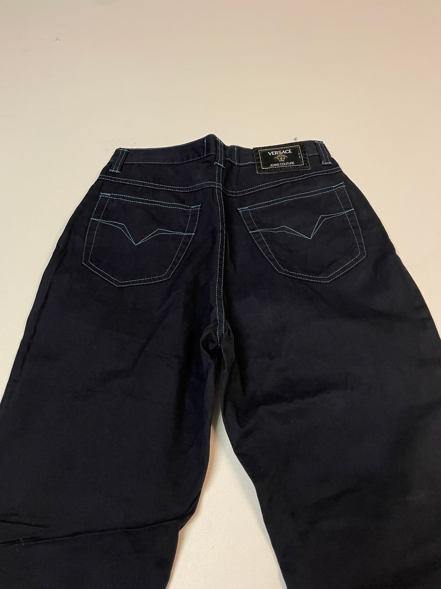 Entdecke unsere Vintage Track Pants von Nike und anderen Marken, erhältlich bei Valuxery.de - Dein Shop für trendige Vintage - Kleidung. Unsere Track Pants sind aus hochwertigen Materialien und
