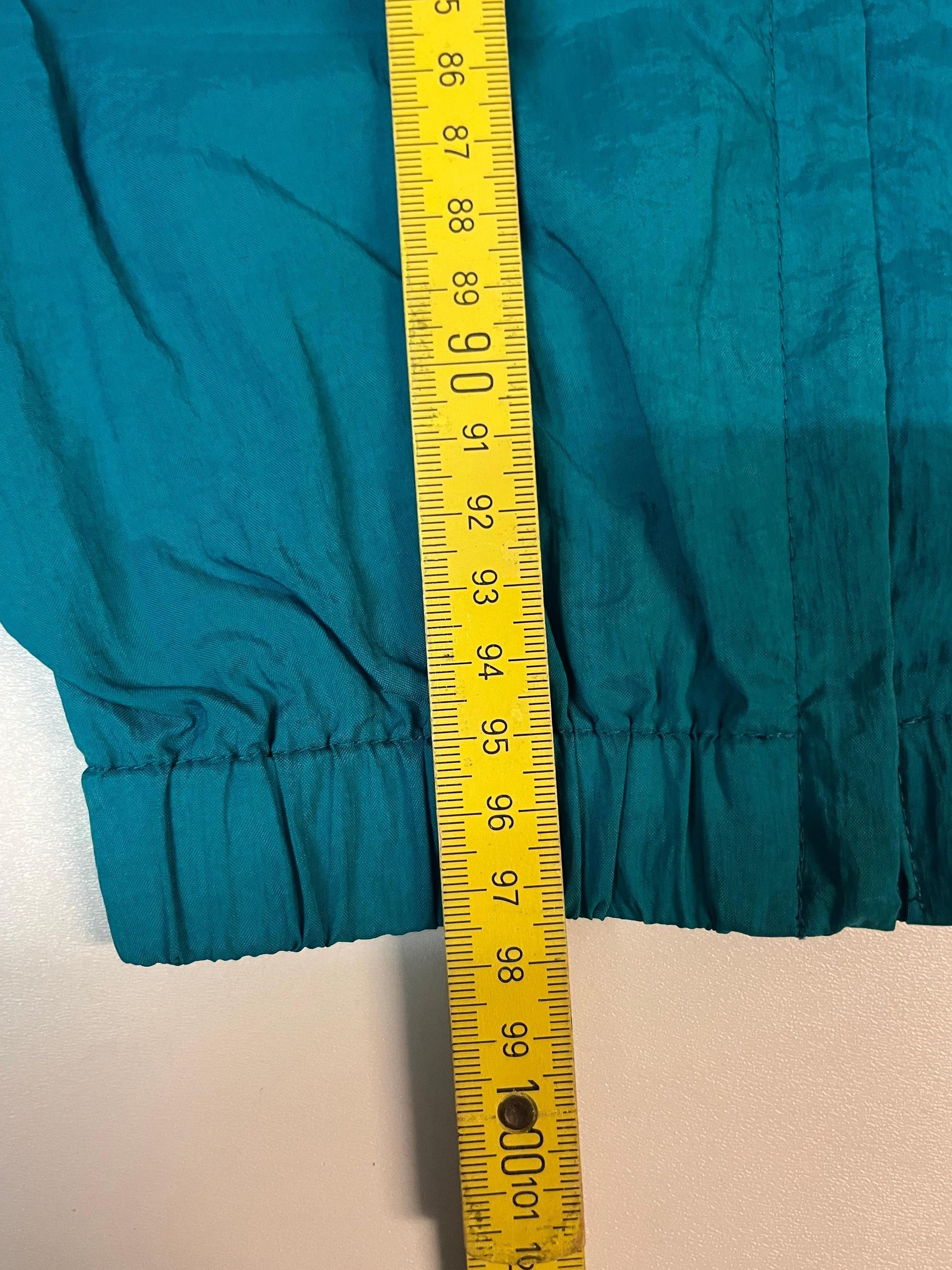 Entdecke unsere Vintage Track Pants von Nike und anderen Marken, erhältlich bei Valuxery.de - Dein Shop für trendige Vintage - Kleidung. Unsere Track Pants sind aus hochwertigen Materialien und