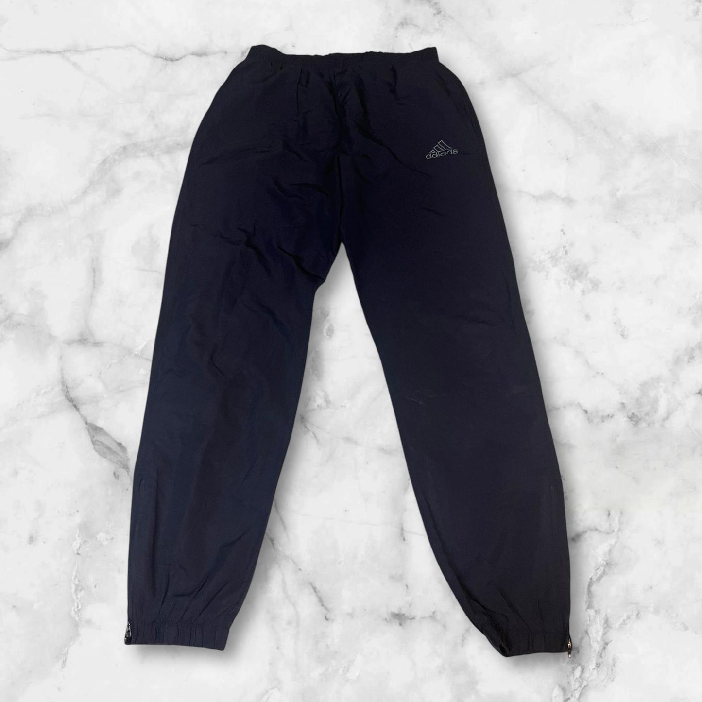 Entdecke unsere Vintage Track Pants von Nike und anderen Marken, erhältlich bei Valuxery.de - Dein Shop für trendige Vintage - Kleidung. Unsere Track Pants sind aus hochwertigen Materialien und
