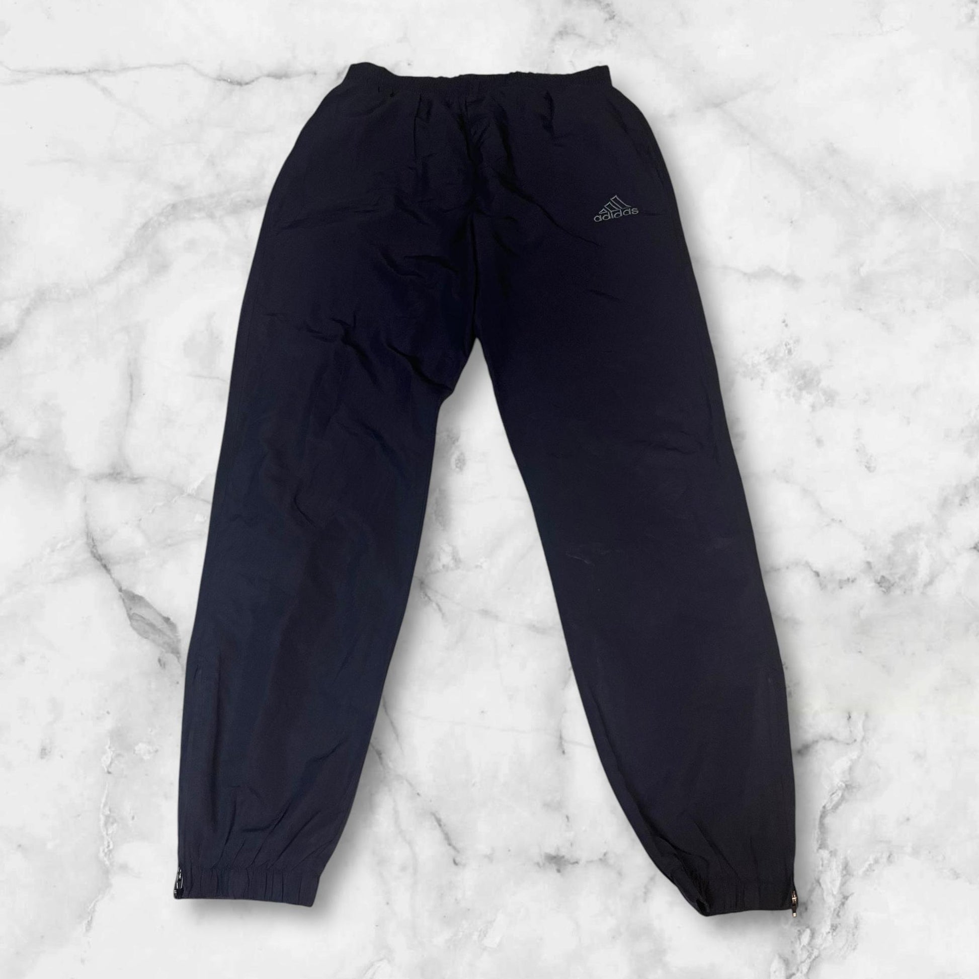 Entdecke unsere Vintage Track Pants von Nike und anderen Marken, erhältlich bei Valuxery.de - Dein Shop für trendige Vintage - Kleidung. Unsere Track Pants sind aus hochwertigen Materialien und