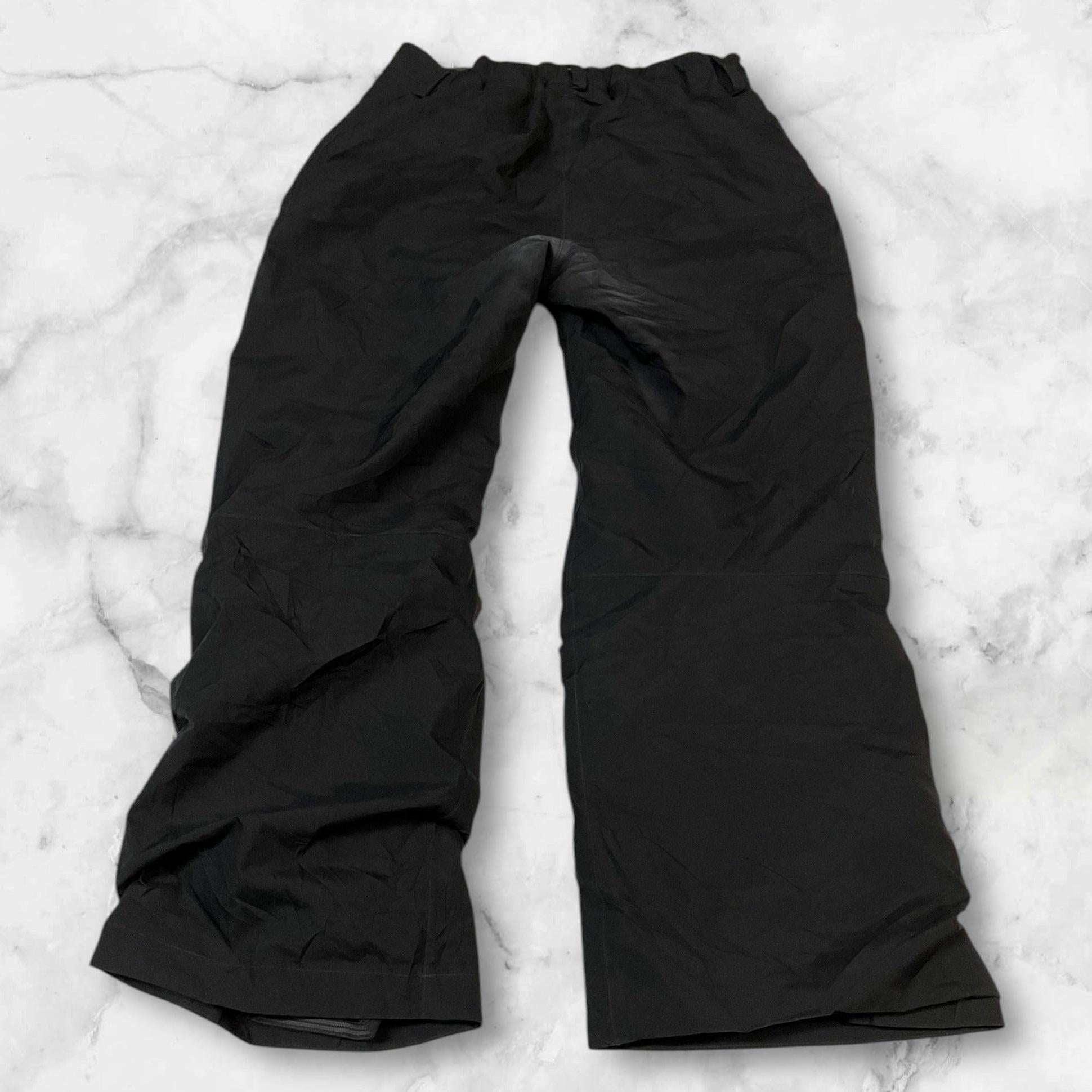 Entdecke unsere Vintage Track Pants von Nike und anderen Marken, erhältlich bei Valuxery.de - Dein Shop für trendige Vintage - Kleidung. Unsere Track Pants sind aus hochwertigen Materialien und