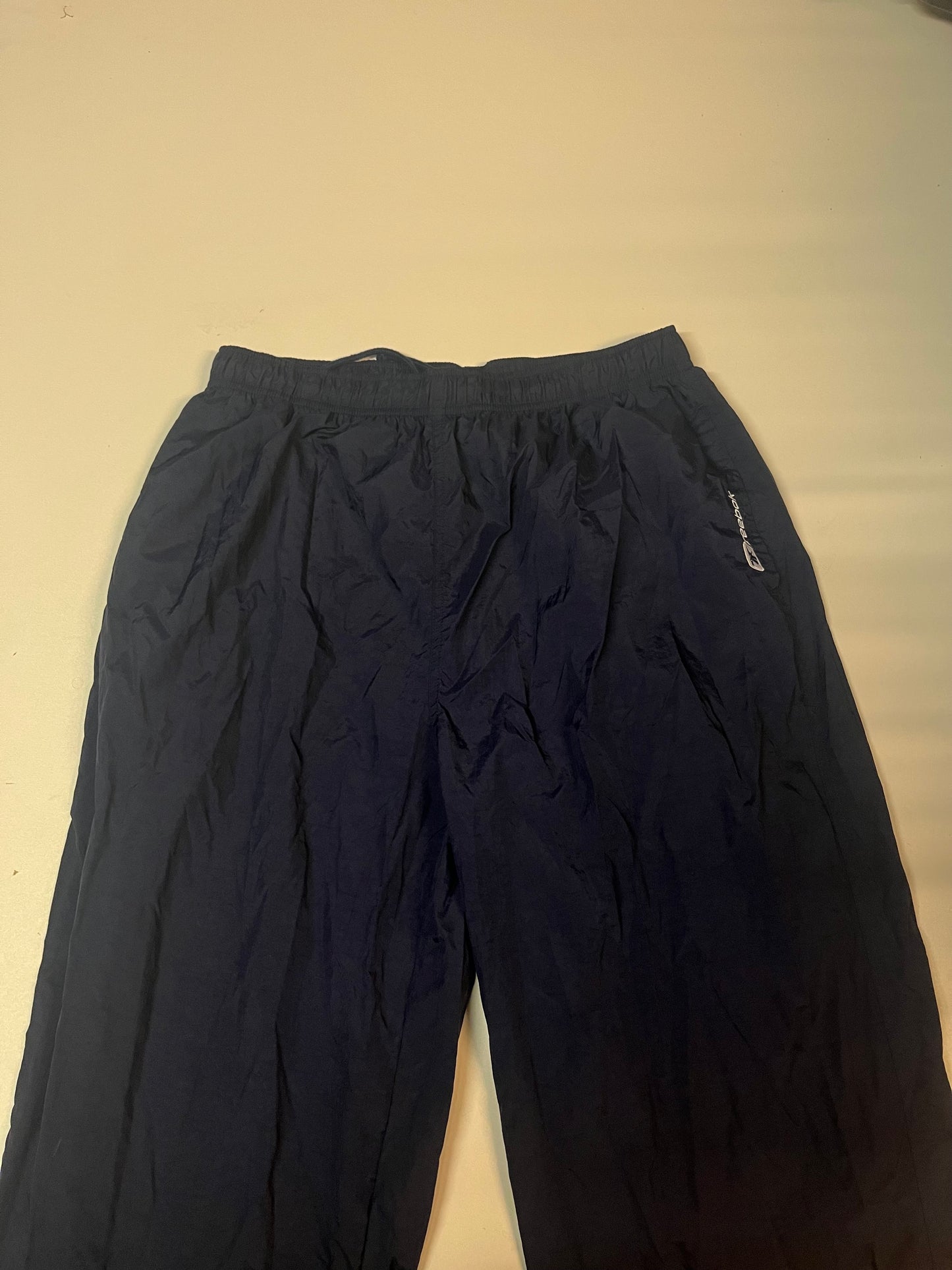 Entdecke unsere Vintage Track Pants von Nike und anderen Marken, erhältlich bei Valuxery.de - Dein Shop für trendige Vintage - Kleidung. Unsere Track Pants sind aus hochwertigen Materialien und