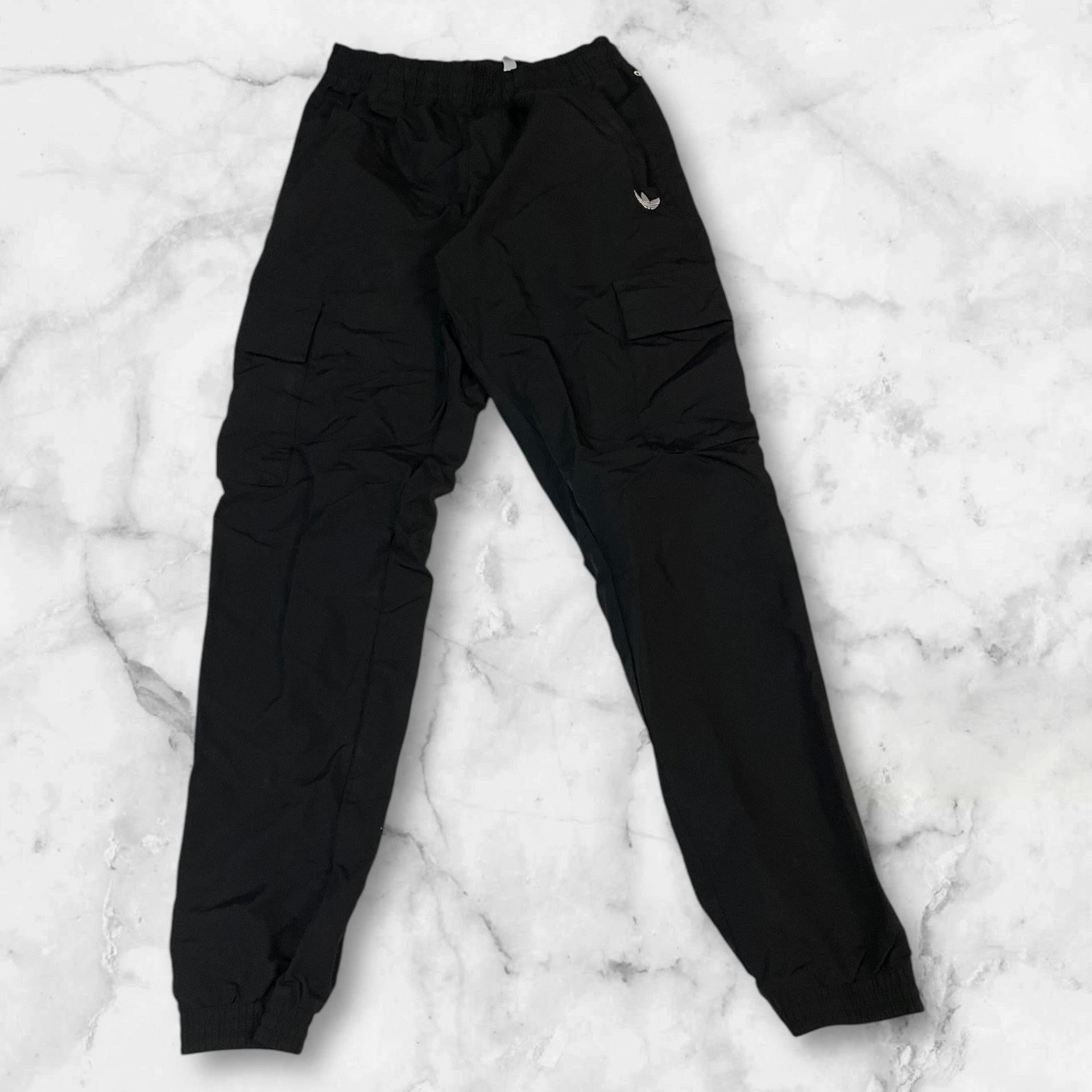Entdecke unsere Vintage Track Pants von Nike und anderen Marken, erhältlich bei Valuxery.de - Dein Shop für trendige Vintage - Kleidung. Unsere Track Pants sind aus hochwertigen Materialien und