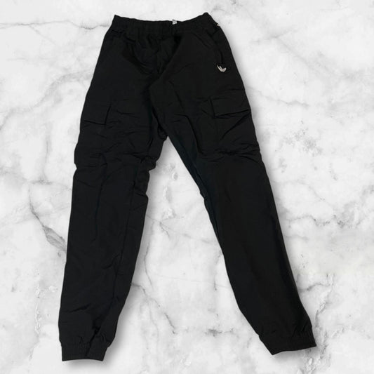 Entdecke unsere Vintage Track Pants von Nike und anderen Marken, erhältlich bei Valuxery.de - Dein Shop für trendige Vintage - Kleidung. Unsere Track Pants sind aus hochwertigen Materialien und